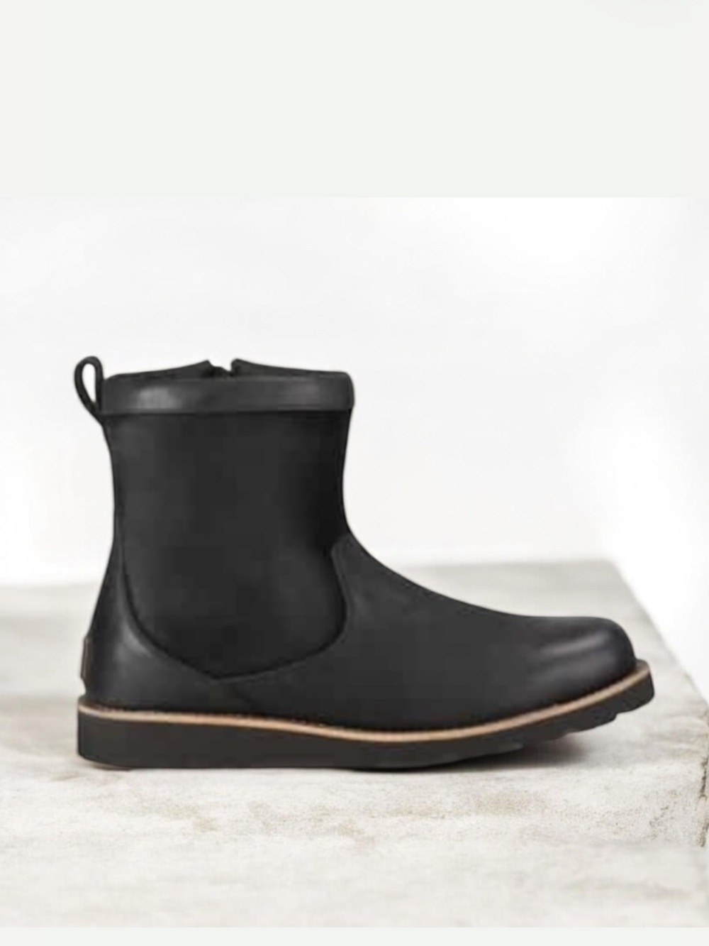 NWOT UGG Unisex Hendren Tall Boots Size 8